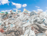 Et bjerg af plastaffald. Et nyt fantastisk enzym kan nu omdanne gammel PET til ny PET på 48 timer